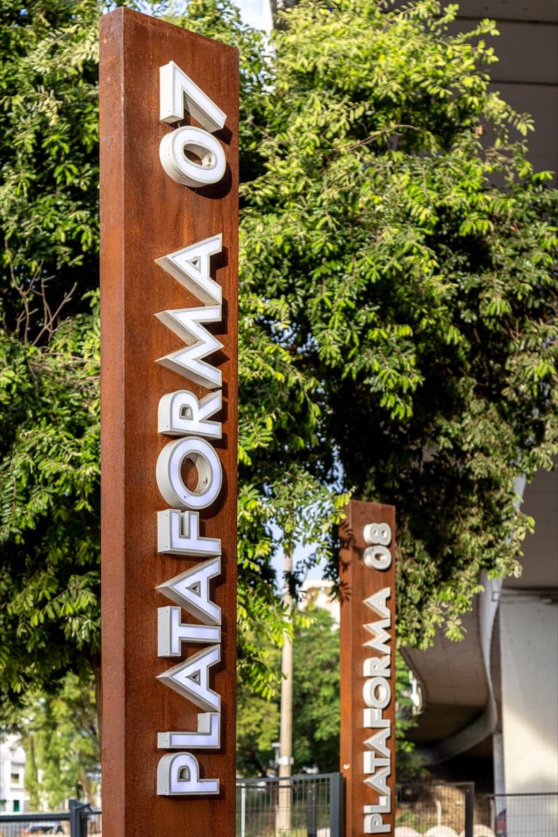 Sinalização e totens em aço corten, peça da Alupoli
