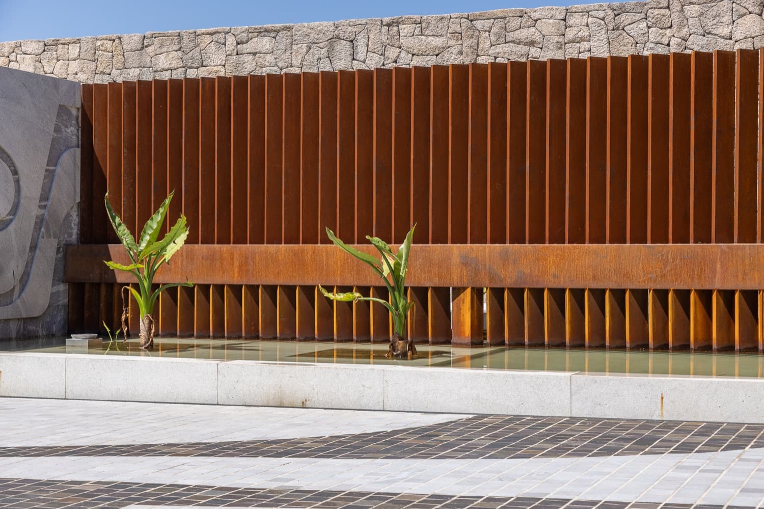 Obra em aço corten: Painel de brises em corten, executada pela Alupoli