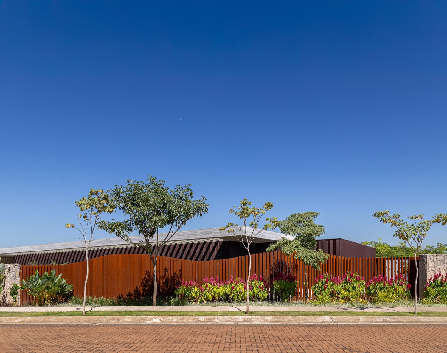 Obra em aço corten: Fachada residencial com brises, executada pela Alupoli