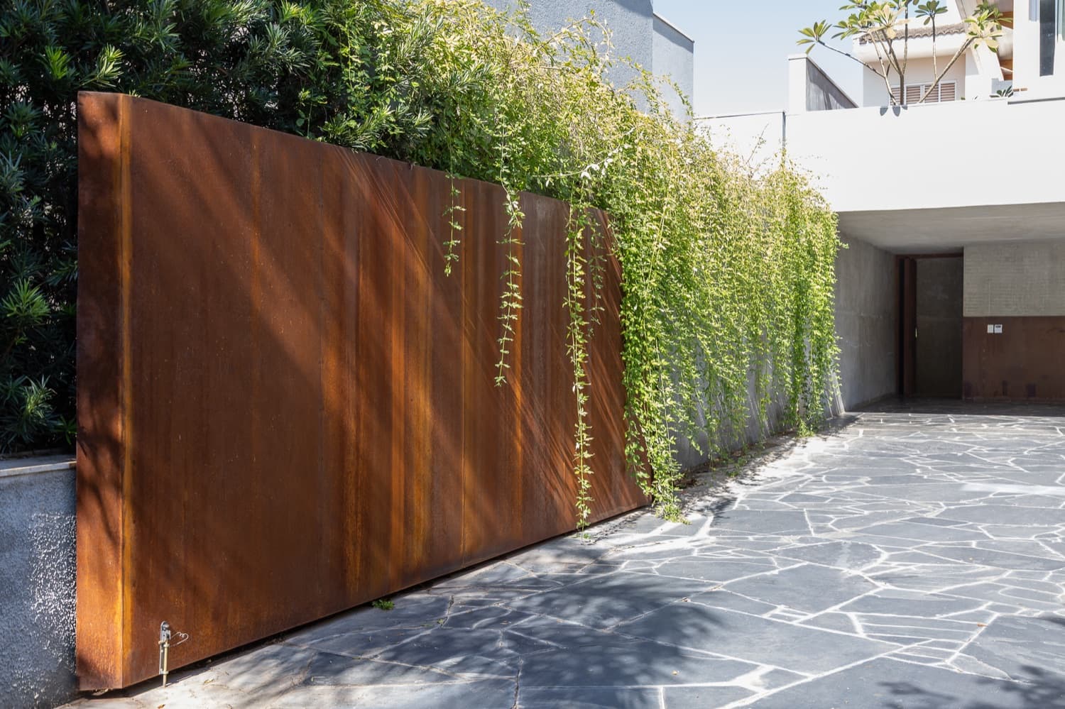 Obra em aço corten: Muro em chapas de corten, executada pela Alupoli