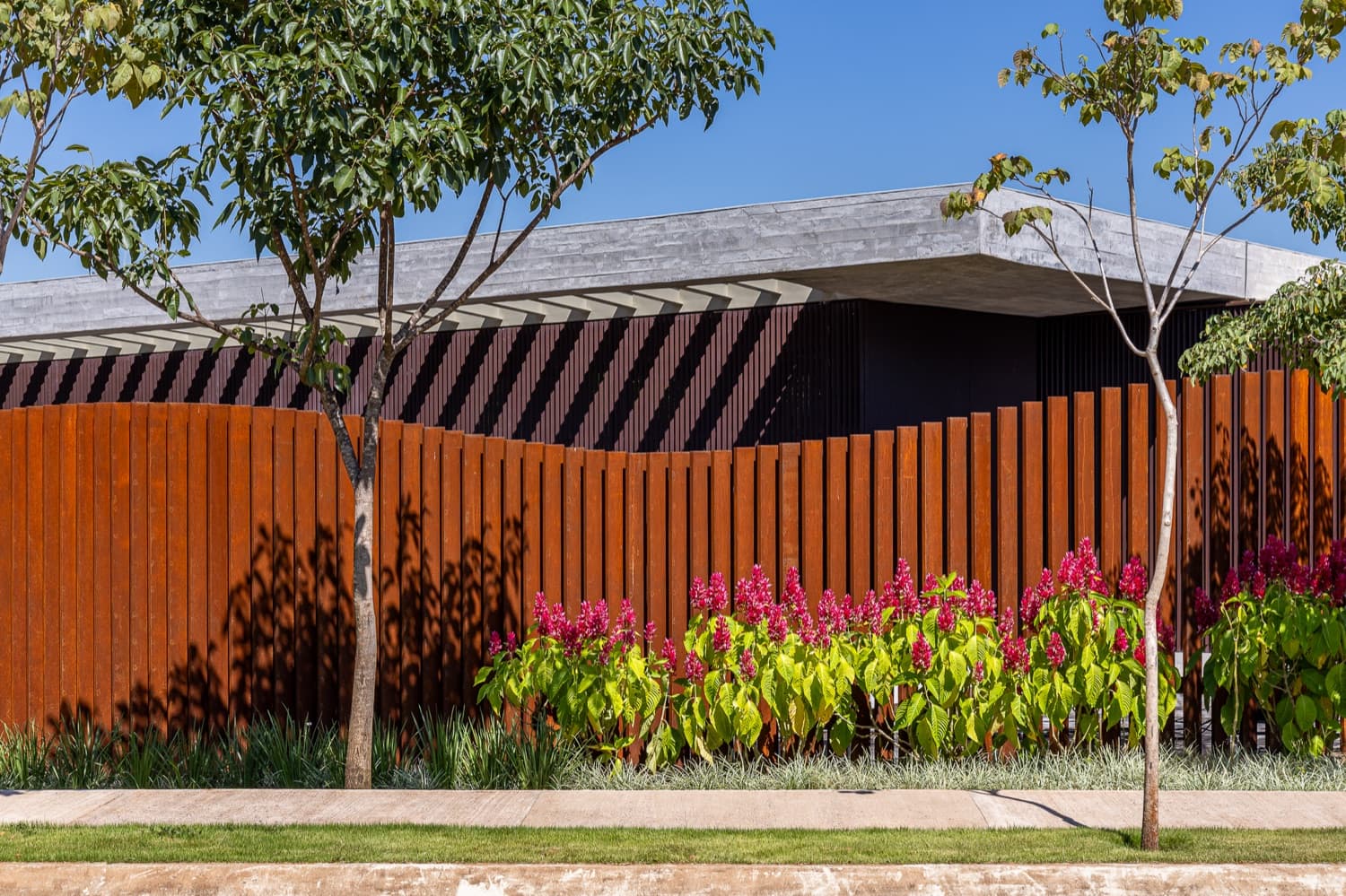 Obra em aço corten: Fachada ripada com topo ondulado, executada pela Alupoli
