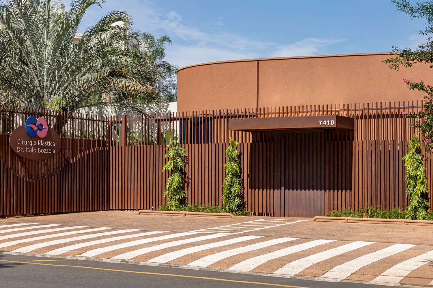 Obra em aço corten: Fachada de clínica em corten, executada pela Alupoli