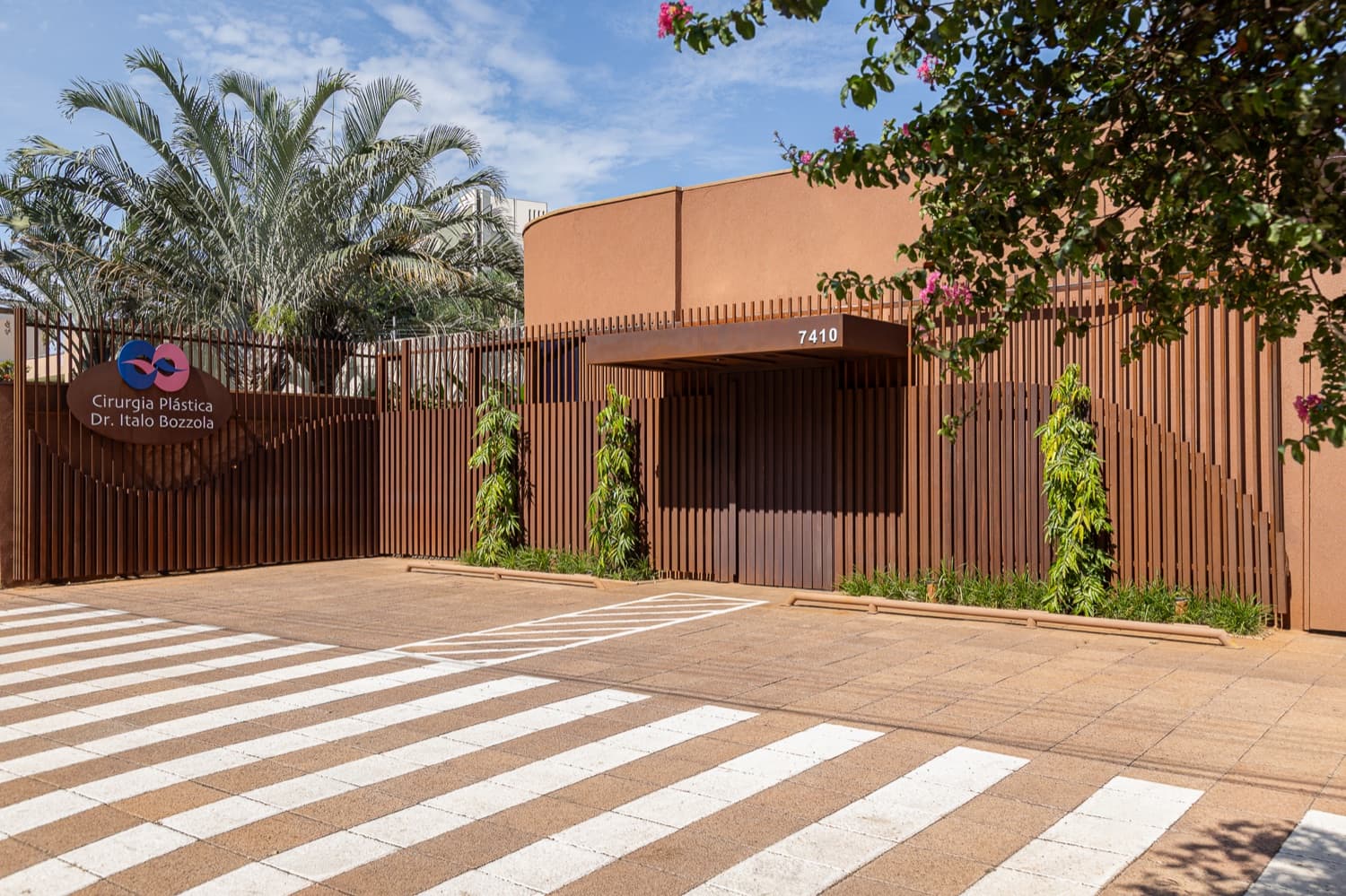 Obra em aço corten: Muro e portão em brises, executada pela Alupoli
