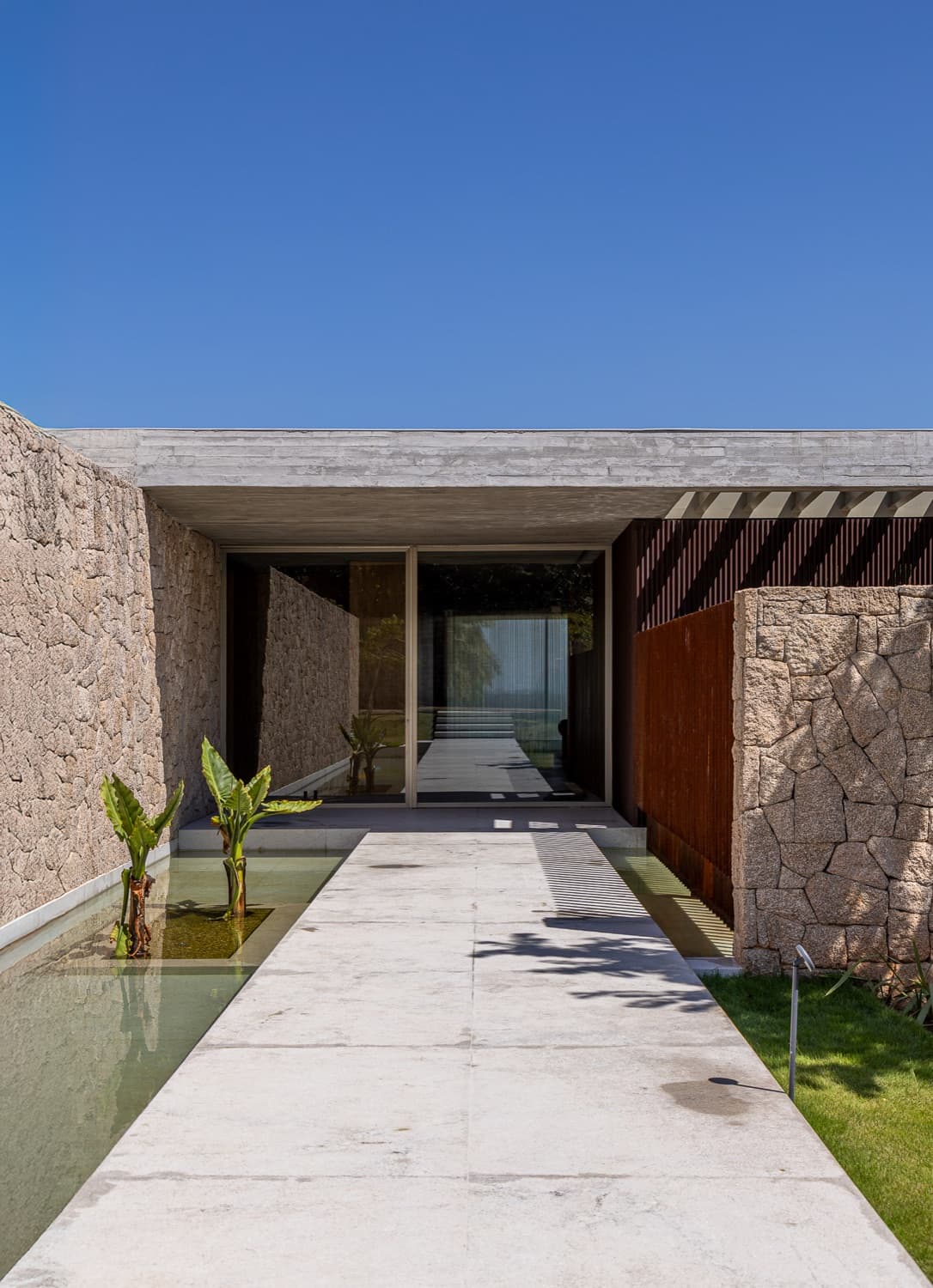 Obra em aço corten: Entrada em aço corten, executada pela Alupoli