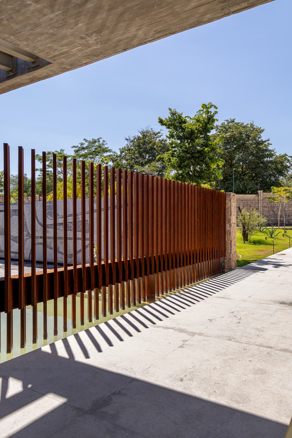 Obra em aço corten: Brise sobre espelho d’água, executada pela Alupoli