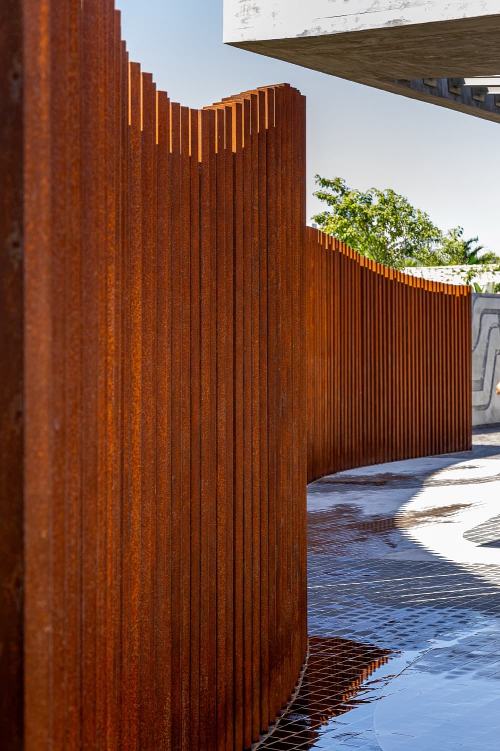 Obra em aço corten: Muro escultórico ondulado, executada pela Alupoli
