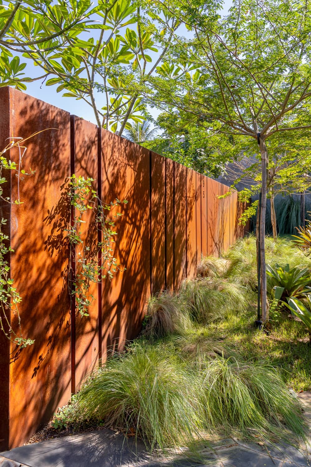 Obra em aço corten: Revestimento em chapas verticais, executada pela Alupoli