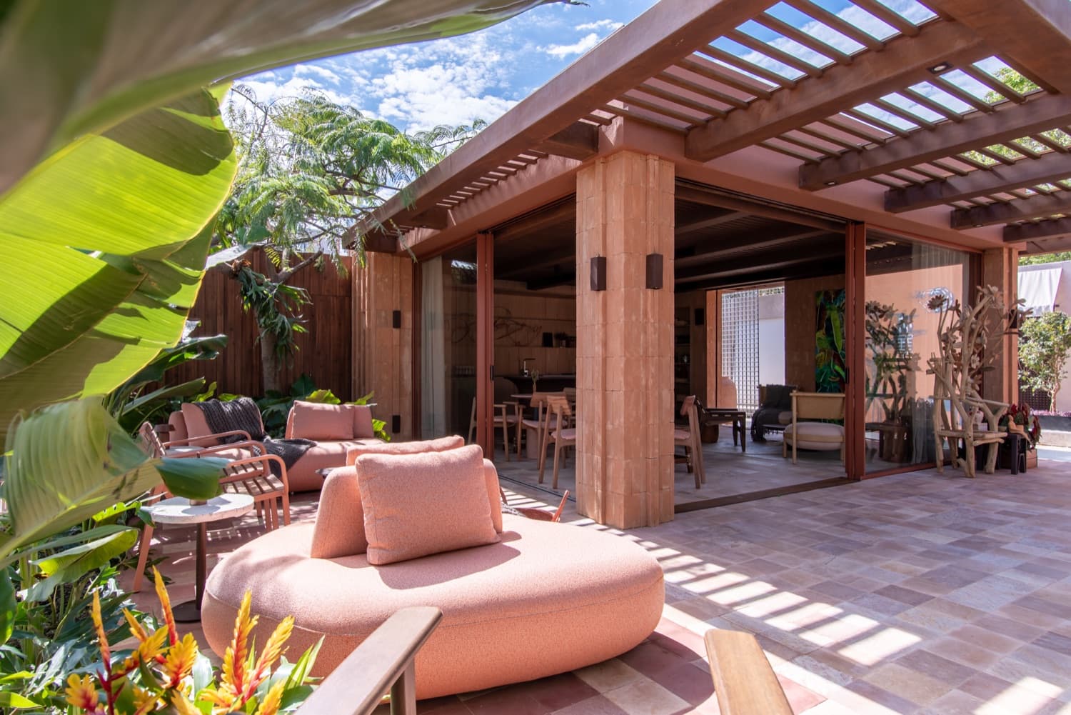 Obra em aço corten: Área externa com pergolado, executada pela Alupoli
