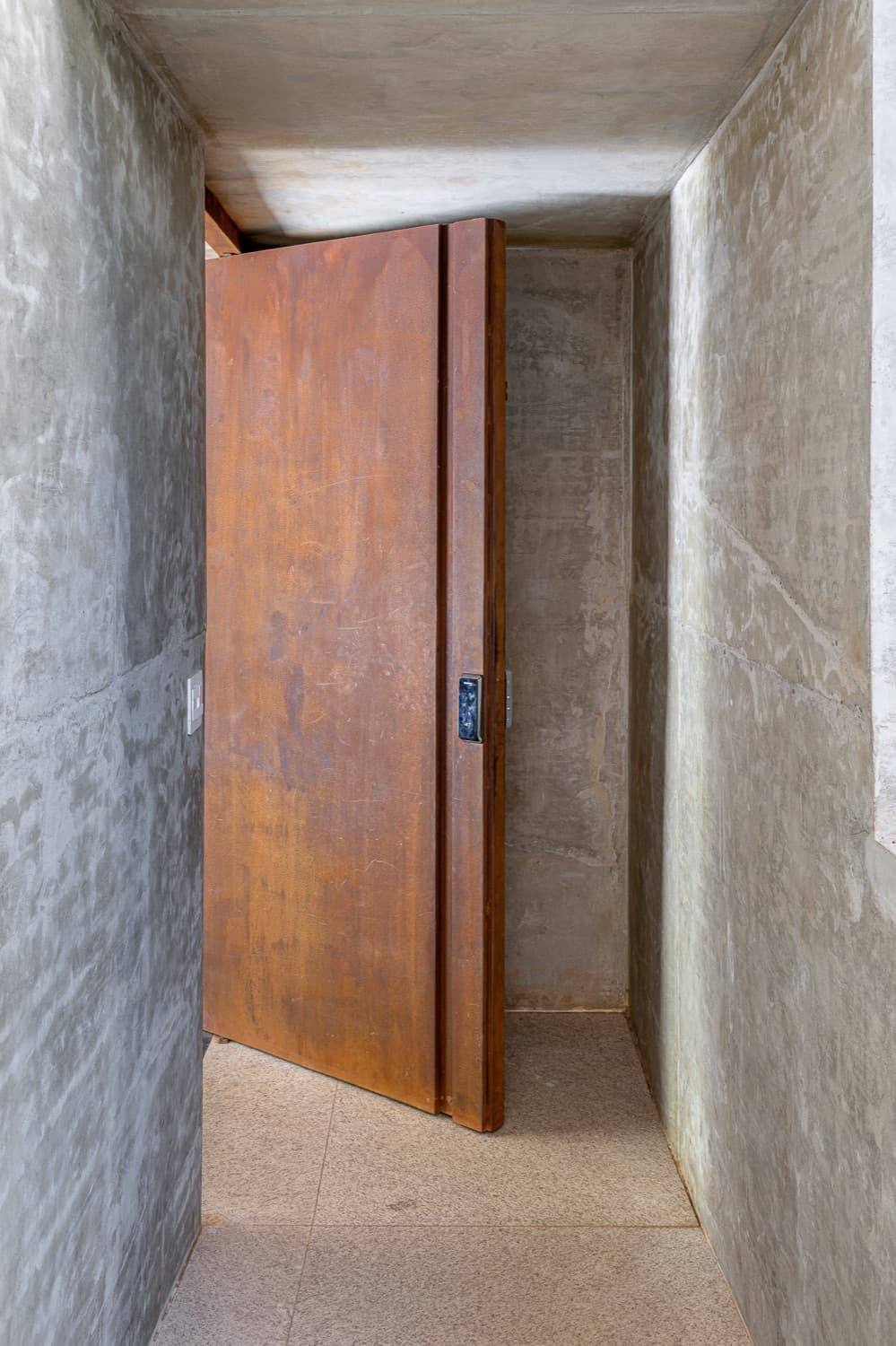 Obra em aço corten: Porta pivotante 100% corten, executada pela Alupoli