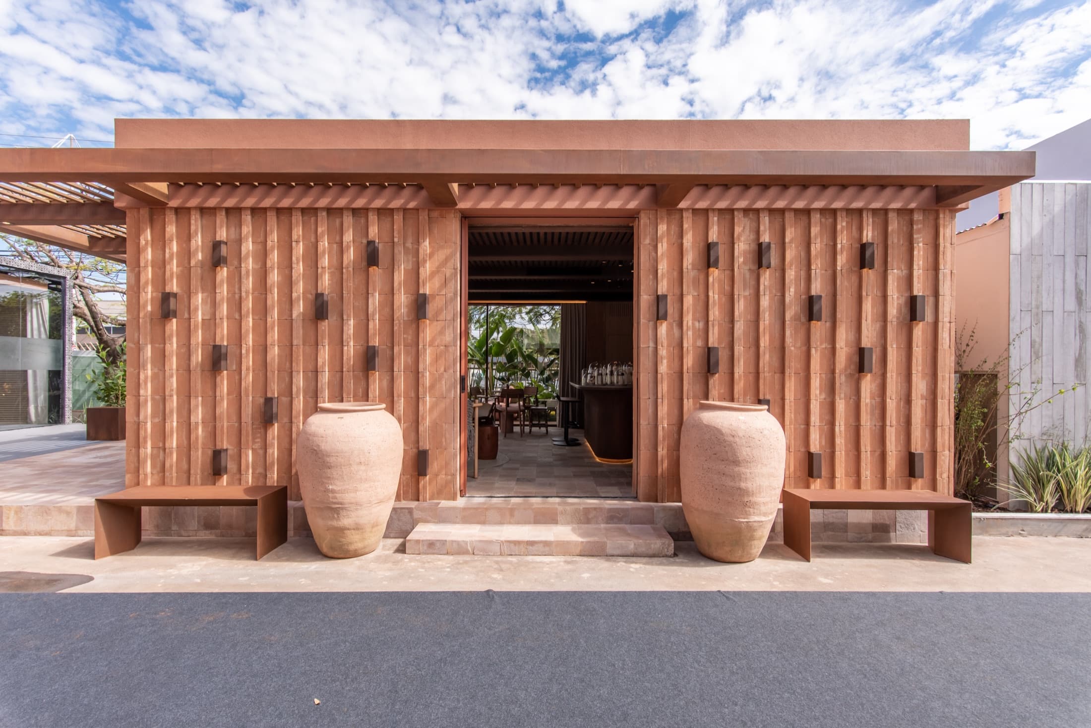Obra em aço corten: Pavilhão revestido em corten, executada pela Alupoli