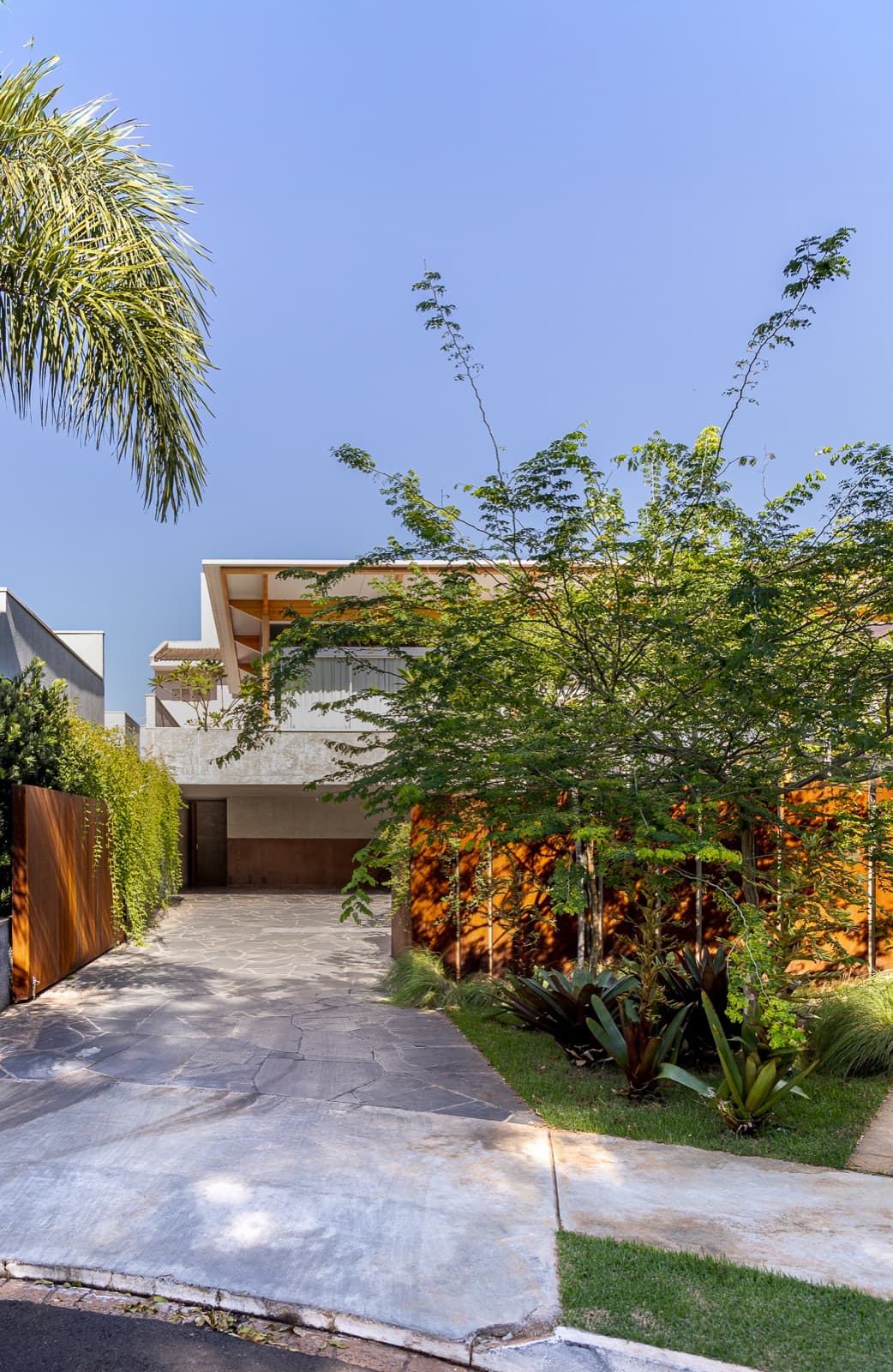 Residência de alto padrão com muro de aço corten na entrada, obra da Alupoli